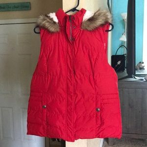 Red green tea vest size large in like new condition.